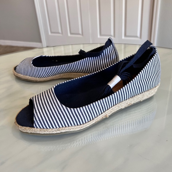 EUC Old Navy white and blue stripe canvas peep toe espadrille sandals 9 - Picture 2 of 5